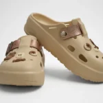 Zuecos de plataforma EVA color beige marca Concept Shoes con pines de ositos y donas sobre fondo blanco.