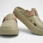 Vista frontal de par de zuecos de plataforma Concept Shoes en color hueso con empeine liso y correa tonal sobre fondo blanco.